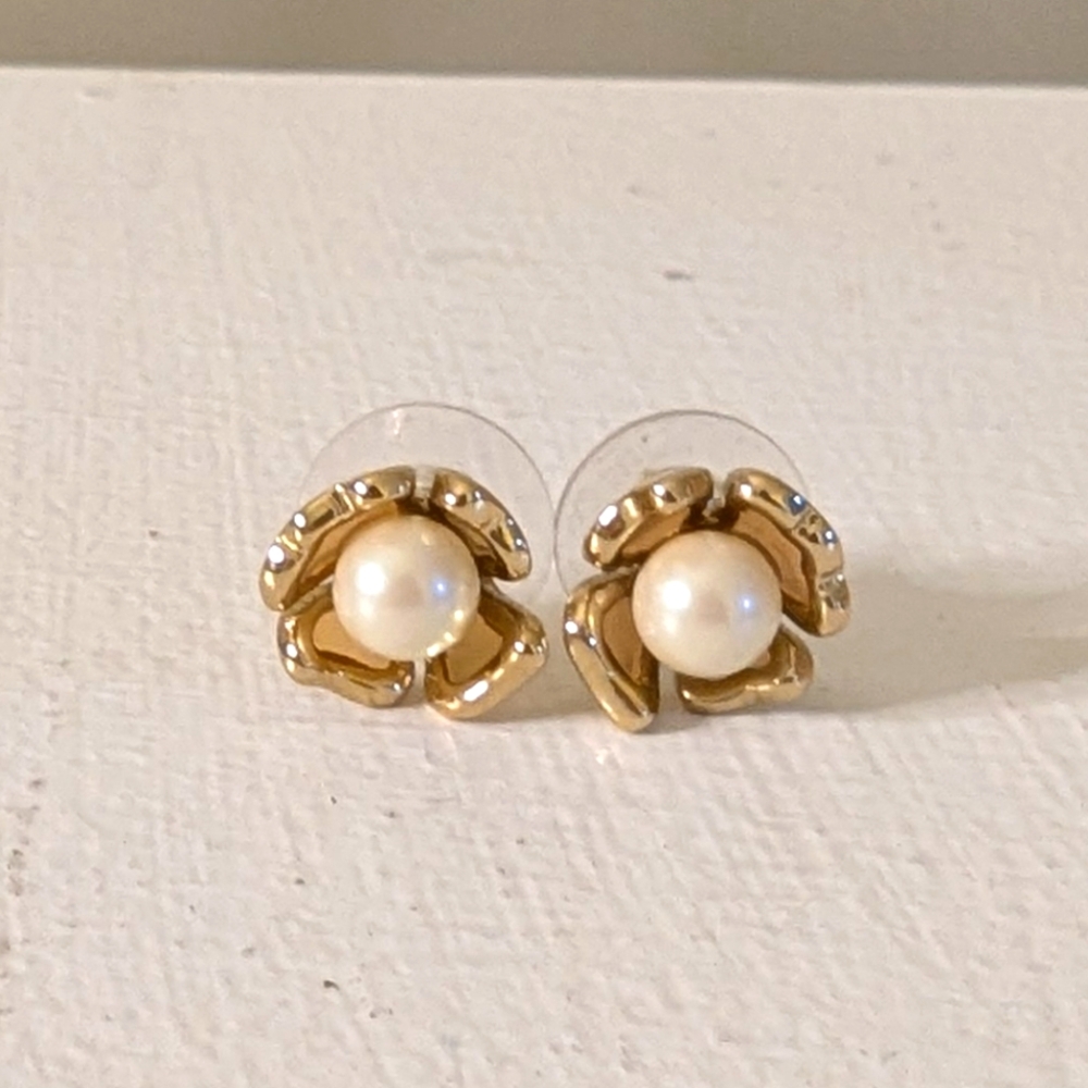 Brooks Brothers Flower Pearl earrings